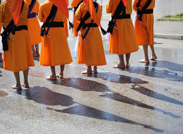 Sikhiska soldater med bara fötter och orange kläder — Stockfoto