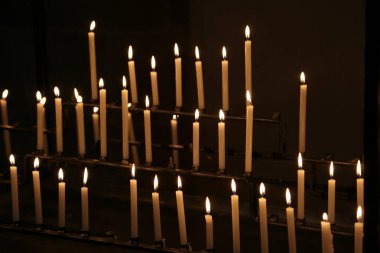 din kitle kilise sırasında alevler ile birçok mumlar