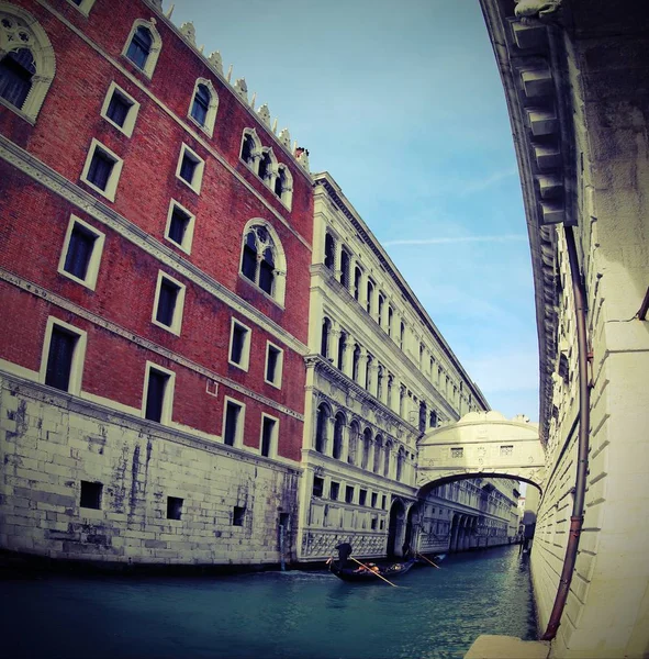 Ancient bridge of sighs and old ducal palace photographed using — Stock Photo, Image