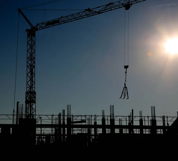 Gru di un cantiere durante il trasporto di materiali — Foto Stock