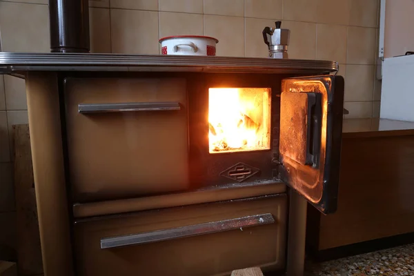 Fuoco e vecchia stufa in cucina — Foto Stock