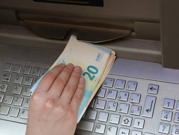 Ruční sběr se hodně peněz z bankomatu s měnou euro — Stock fotografie