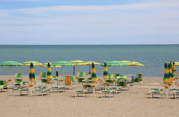 Парасольки на пляжі з видом на море — стокове фото