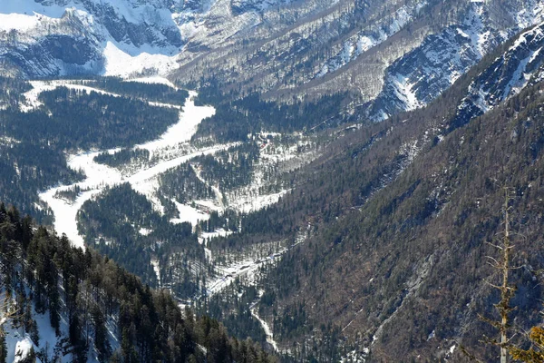 Широкая долина между горами зимой — стоковое фото
