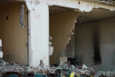 duvarlar ve yük-bea çökmesinden sonra yıkılan ev