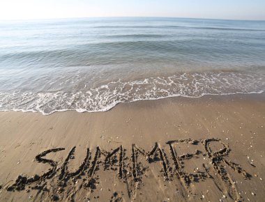 metin Summer plajın kumları üzerinde