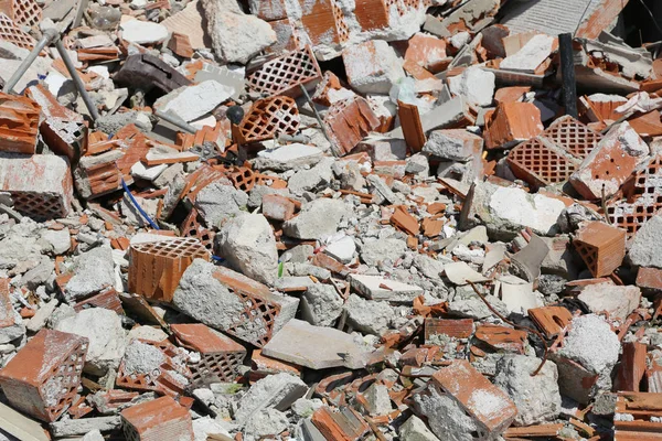 Bakstenen met mortel en cement van een verwoeste huis — Stockfoto