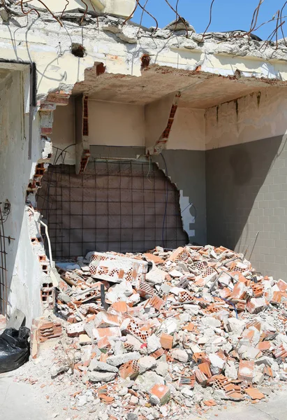 Ladrillos de una pared destruida de la casa inagible — Foto de Stock