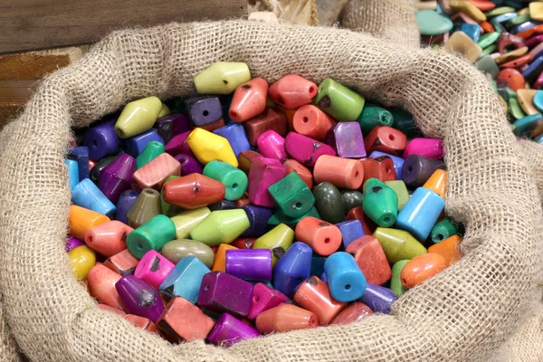 Джут мешок, содержащий цветные кнопки различных форм с ве — стоковое фото