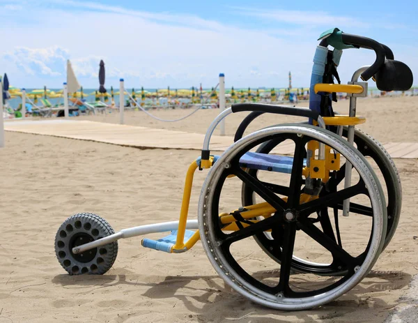 Kerekesszék alumínium könnyűfém keréktárcsák mozogni a strandon — Stock Fotó