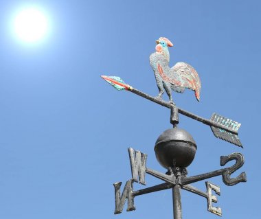 Güneş ile metal gülü