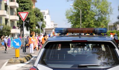 polis arabası ile sirenler