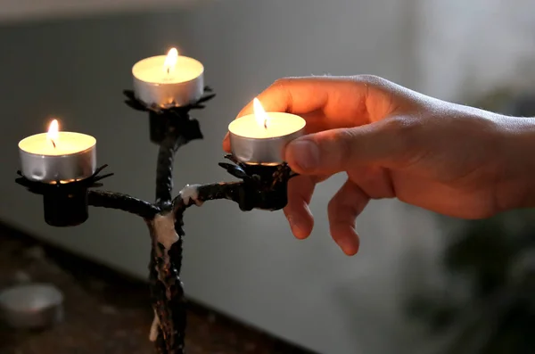 Hand eines kleinen Jungen mit Kerze — Stockfoto