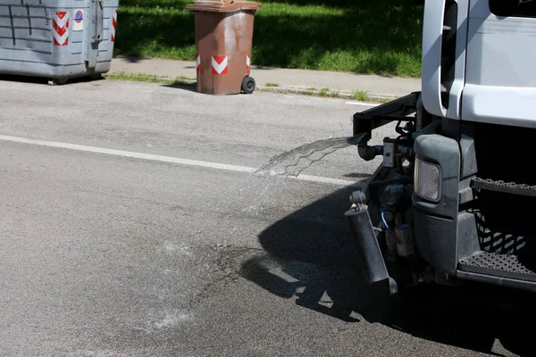 Auto speciale per pulire le strade della città — Foto Stock