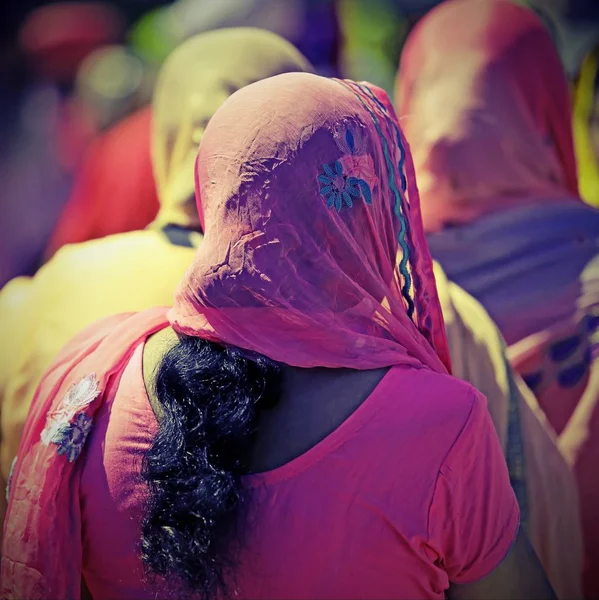 Молодая сикхская девушка с черными волосами и розовой вуаль — стоковое фото