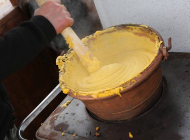 Polenta hazırlanması sırasında boile ile tipik bir yemek pişirmek