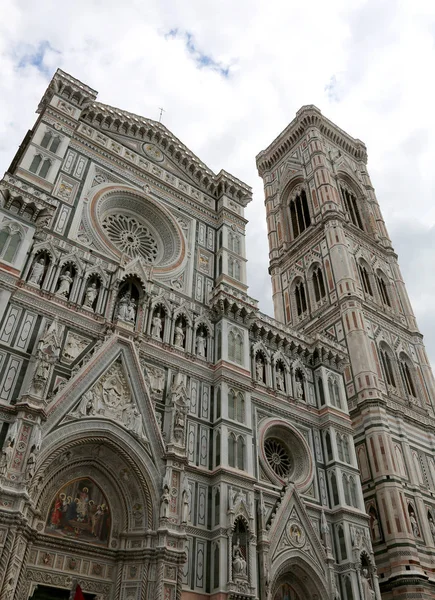 Florencia Italia Fachada del Duomo y el gran campanario llamado Cam — Foto de Stock