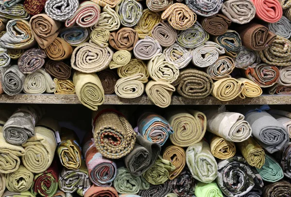 Birçok değerli kumaşlar rulo tuhafiyecide raflar — Stok fotoğraf