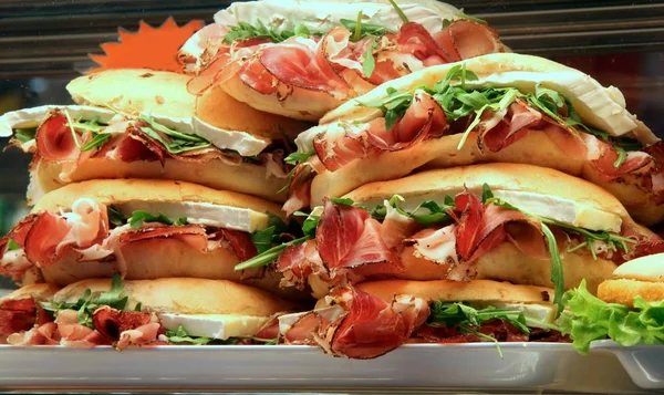Sandwiches gefüllt mit Schinken und Salat in einem Sandwichshop — Stockfoto