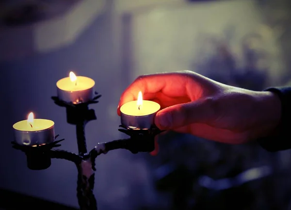 Kerzen und die Hand eines Jungen mit Vintage-Effekt — Stockfoto
