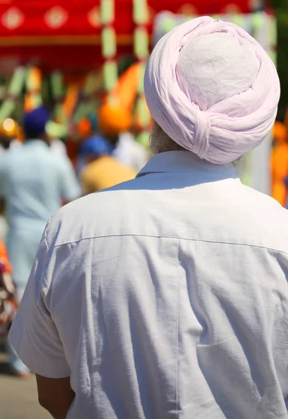 Muž s bílou košili a velké růžové turban během náboženských pa — Stock fotografie