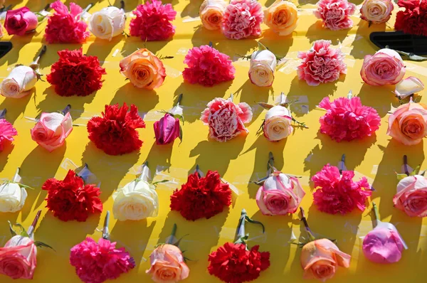 Fleurs sur la voiture jaune — Photo