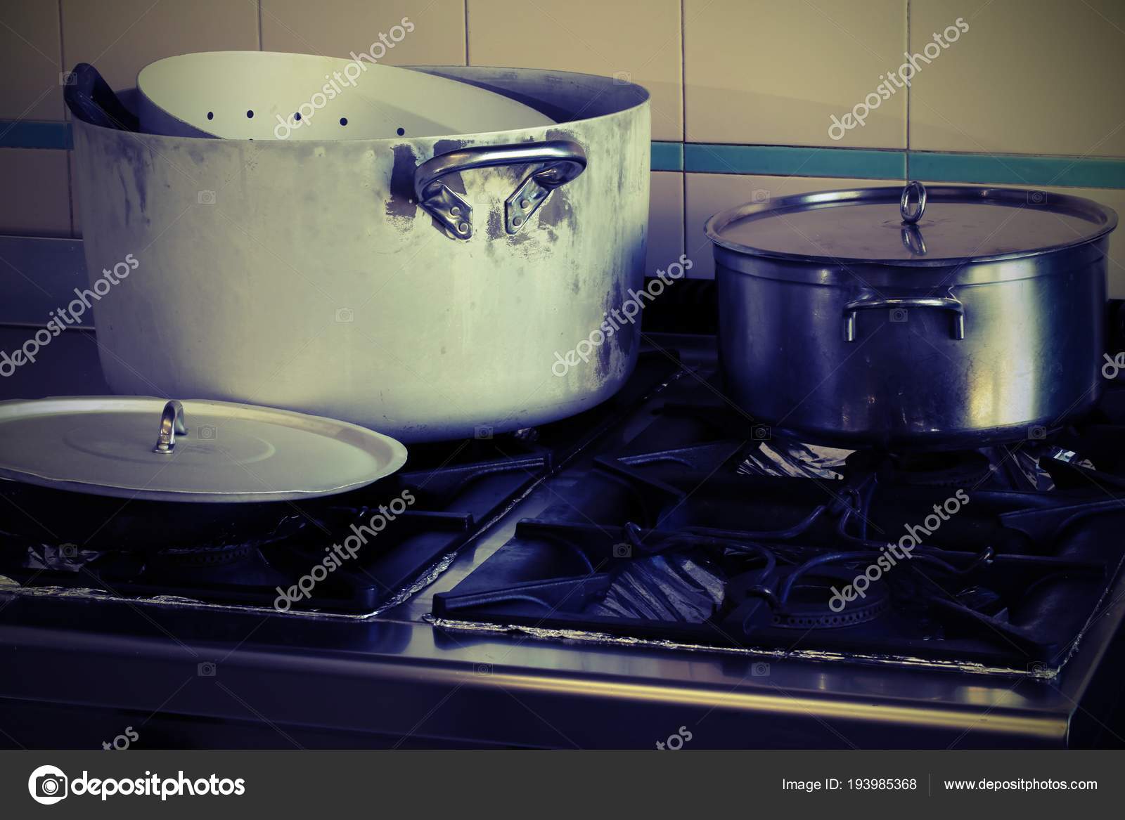 Panelas No Fog O Na Cozinha Industrial Com Efeito Vintage Stock Panelas No Fog O Na Cozinha Industrial Com Efeito Vintage Stock