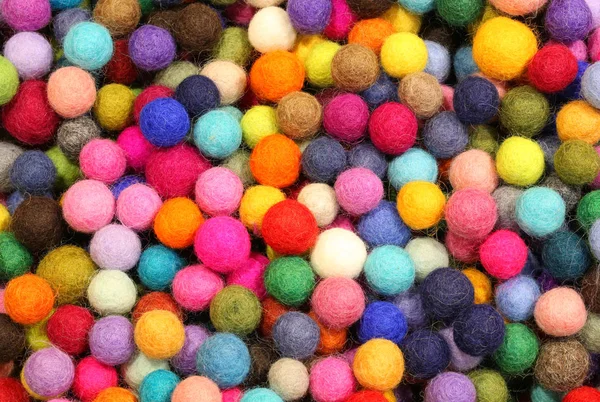 För många små bollar som framställs av ull — Stockfoto