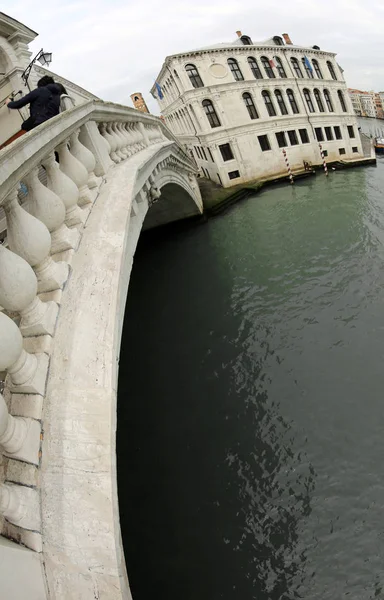Vue Pont du Rialto avec lentille fisheye à Venise Italie — Photo