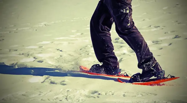 Kar ayakkabılarını ve kadife pantolon ile taze beyaz yürüyüş kar wi — Stok fotoğraf