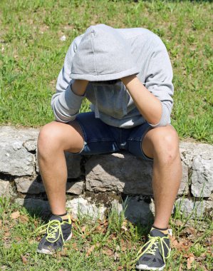 hoodie ve spor ayakkabı depresyonda çocuk