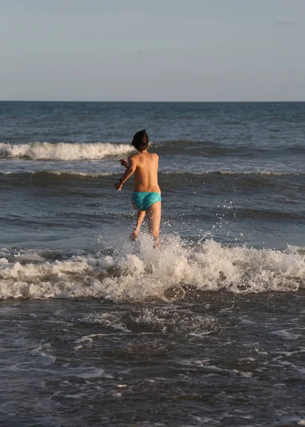 Çocuk dalgalar halinde çalışır