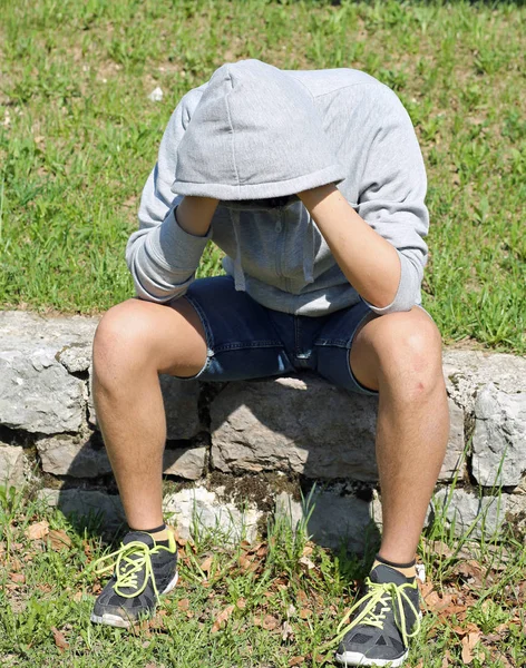 hoodie ve spor ayakkabı depresyonda çocuk