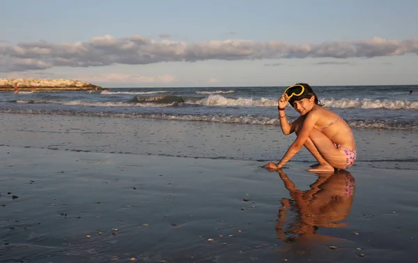 Liten flicka hopkrupen vid havet med en dykning mask — Stockfoto