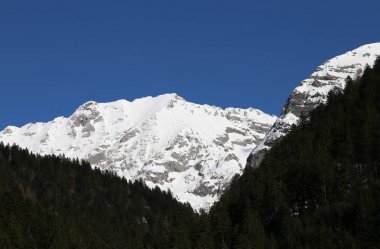 Beyaz kar ile yüksek dağ