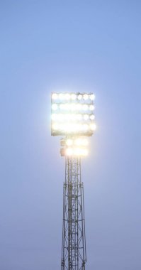 bir futbol sahası deniz feneri yaktı