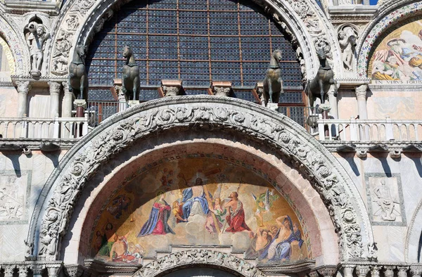 Древняя мозаика базилики Святого Марка в Венеции — стоковое фото