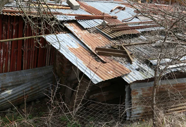 Huis met een gevaarlijke dak — Stockfoto