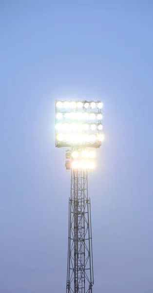 O farol iluminado em um campo de futebol — Fotografia de Stock