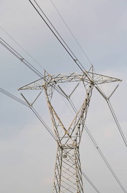 büyük yüksek gerilim pilon