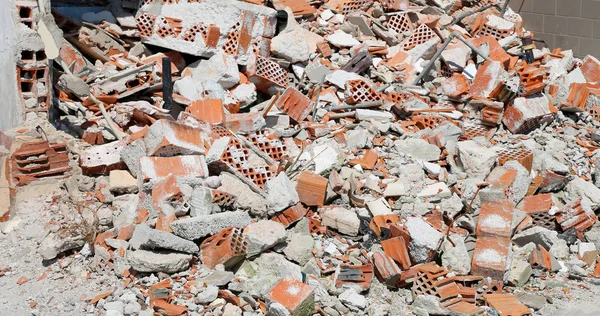 Escombros y ladrillos de una casa destruida — Foto de Stock