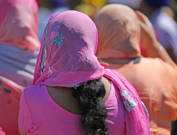 Сикх девушка с черными волосами и розовой вуаль — стоковое фото