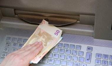 Çocuk birçok Avrupa banknot para para çekme makinesi alır.