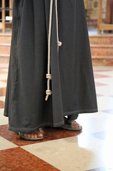 Barfußbruder mit Sandalen und braunem Gewand in der Kathedrale — Stockfoto