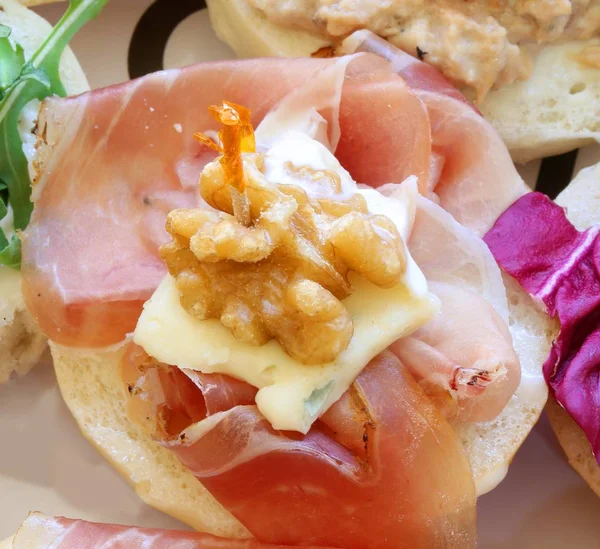 Sándwich con jamón y nuez —  Fotos de Stock