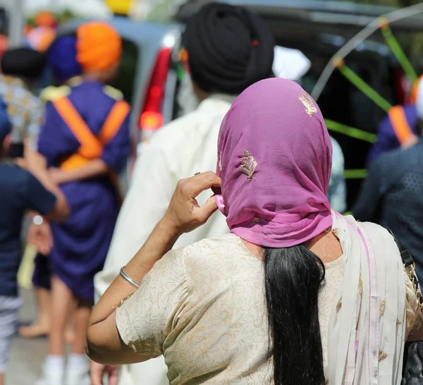 Mulher com véu durante a celebração religiosa na rua — Fotografia de Stock