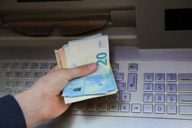 Çocuk atm makine içinde Avrupa para alır