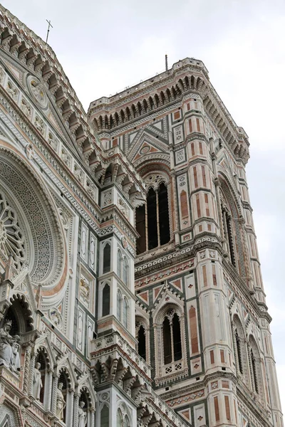 Torre sineira pintada por GIOTTO perto do Duomo de Florença, na Itália — Fotografia de Stock