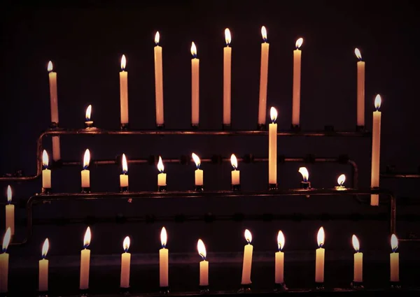 教堂里有许多蜡烛 — 图库照片