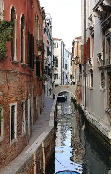 Camino de agua estrecha en Venecia Italia — Foto de Stock